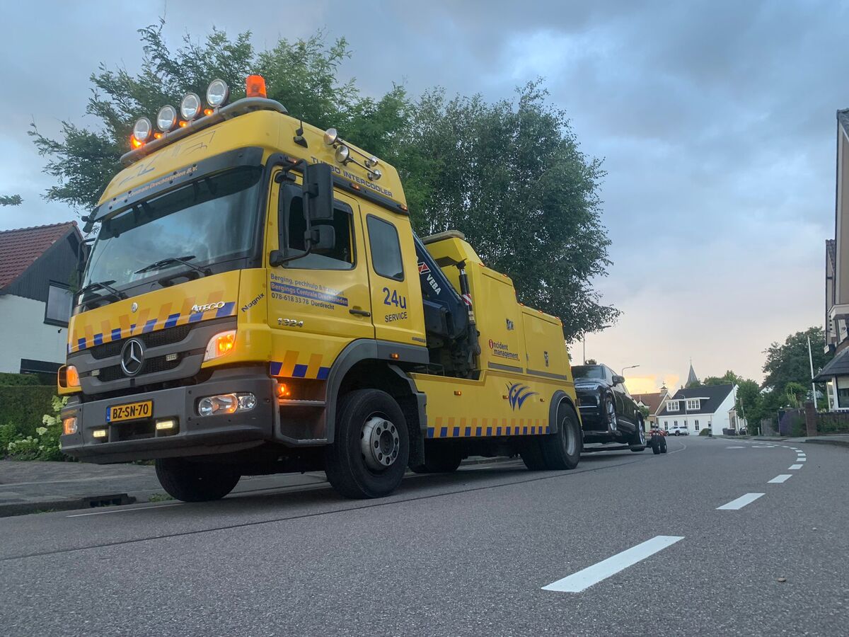 Gele bergingswagen langs de weg