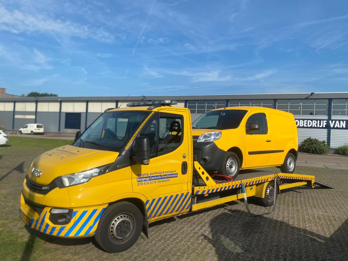 Kleine oprijwagen met een gele bestelbus op de laadvloer