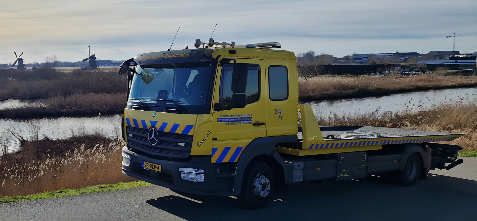 Gele oprijwagen in de polder